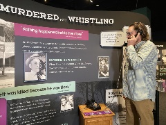 Amanlistenstoanaudiodescriptionoftheexhibitviatelephone