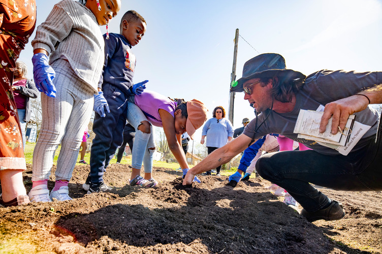AninstructorshowskidshowtoplantseedsatDunbarGardens