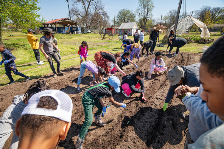 ChildrenplantingseedsintilledrowsatDunbarGardens